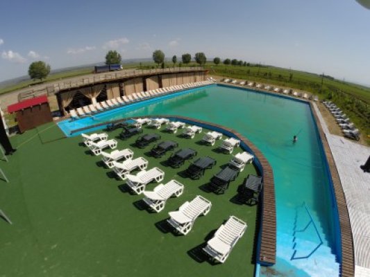 Cocktail la deschiderea sezonului, la piscina Travel Europa